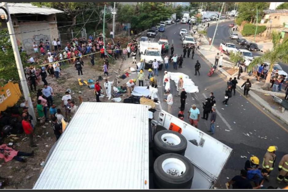 Un camión que transportaba decenas de migrantes se volcó. (Foto: CNN)
