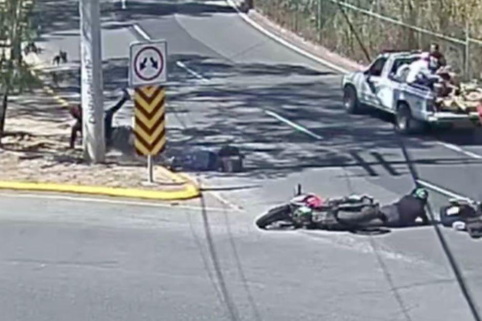 En las imágenes se observa que una de las víctimas no logra levantarse tras el impacto. (Foto: Captura de video)