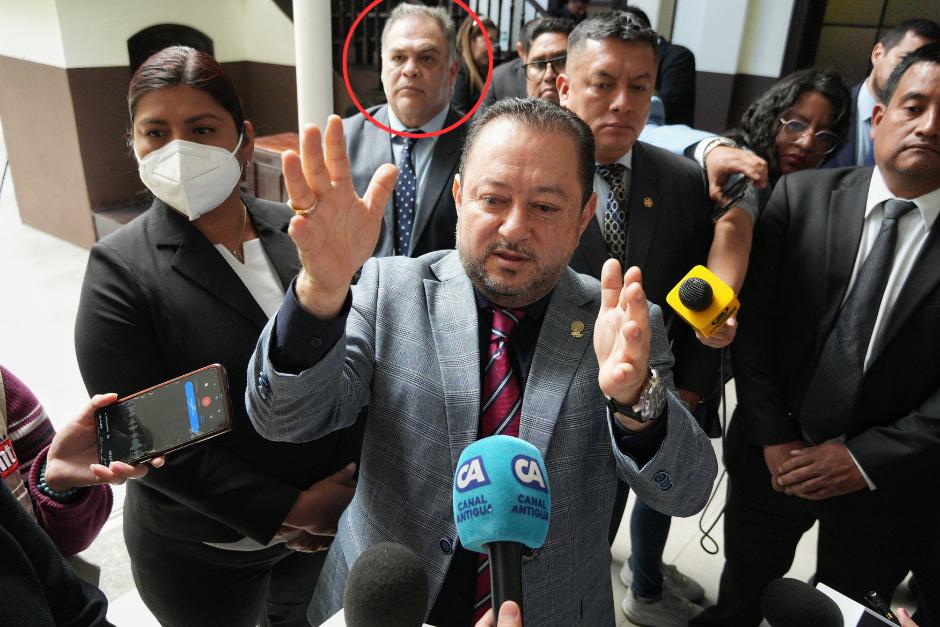 Jorge Ignacio López Jiménez (en el circulo rojo) se ubica atrás de Walter Mazariegos durante la comisión de postulación del TSE. (Foto: Wilder López/Soy502)