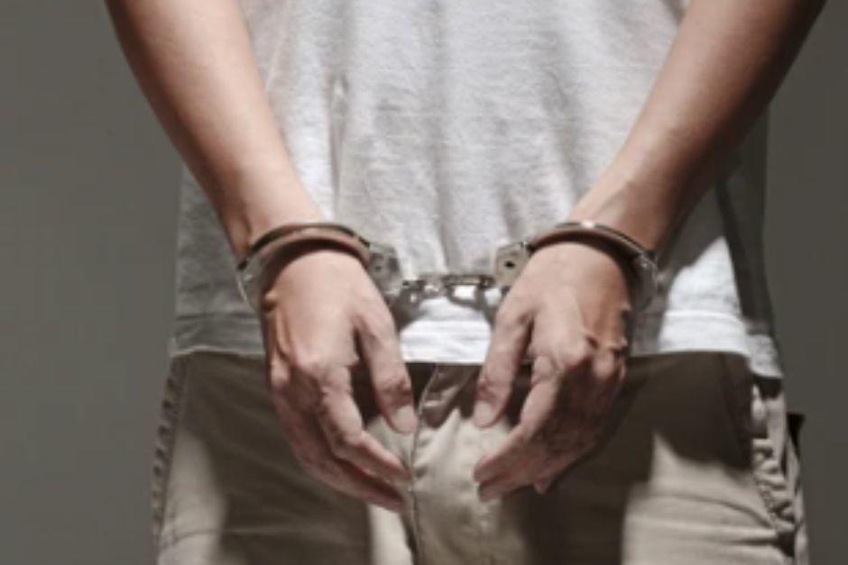 El hombre agredió a agentes por evitar captura de otro hombre. (Foto ilustrativa: Shutterstock)