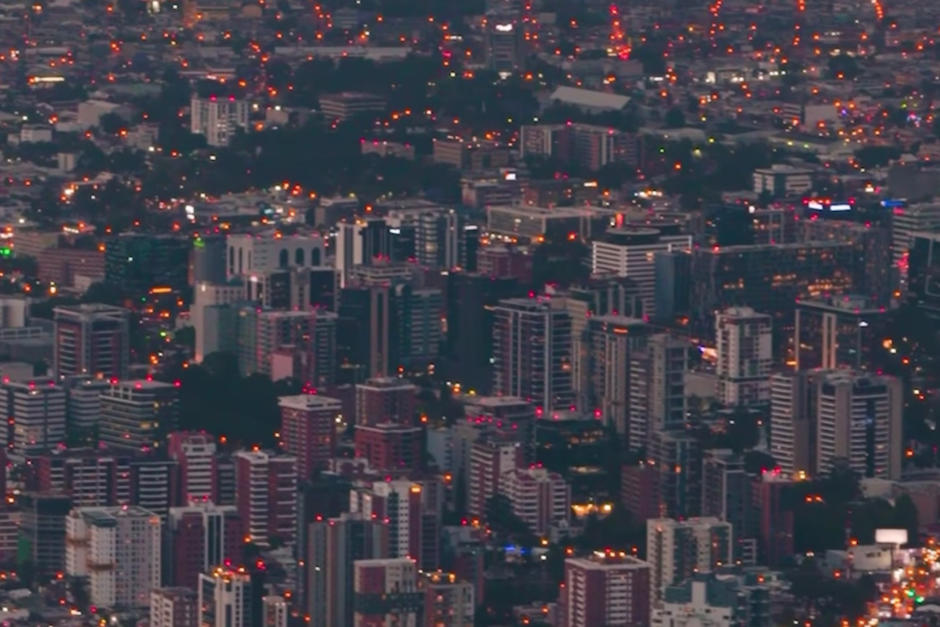 Así luce la ciudad de Guatemala iluminada desde el aire. (Foto: Pablo Galindo)