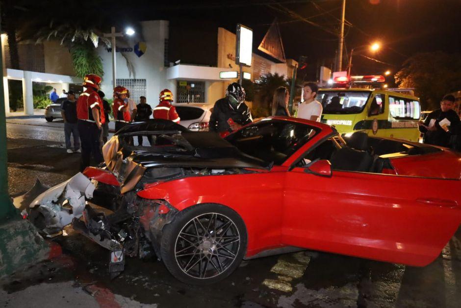Uno de los vehículos impactó contra un poste. (Foto:Bomberos Municipales)