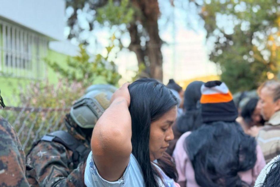 Un operativo en conjunto se desarrolla en el interior del centro penitenciario femenino. (Foto: Ejército de Guatemala)