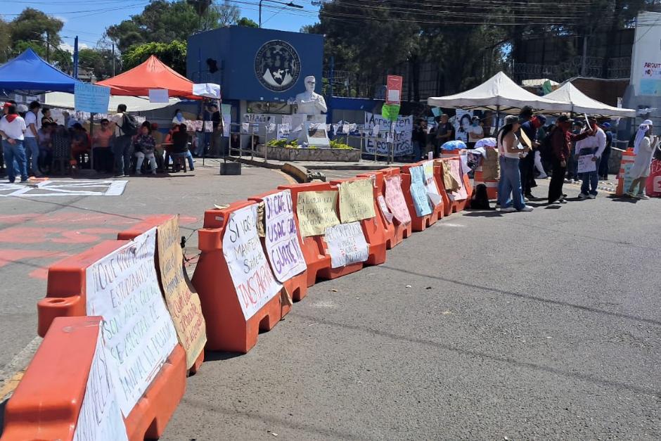 Sobre el Anillo Periférico se mantiene la protesta de estudiantes debido a la eleción de rector ocurrida la semana recién pasada. (Foto: José Luis Pos/Soy502)