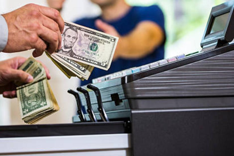 Los agentes policiales capturaron al hombre a mitad del asalto. (Foto ilustrativa: iStock)