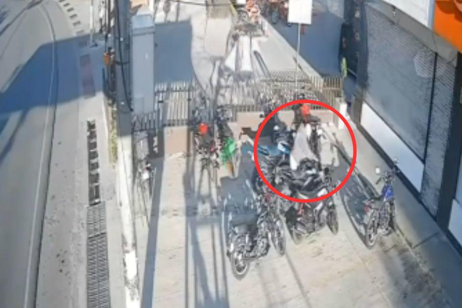 El delincuente se tardó menos de un minuto para robar el vehículo de dos ruedas. (Foto: Captura de video)