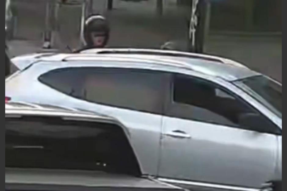 La víctima fue auxiliada dentro del auto. (Foto: captura de video)