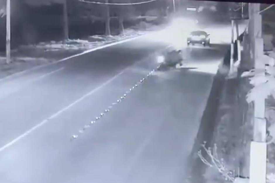 Un motorista y su pasajero terminaron en una cuneta tras accidentarse en carretera. (Foto: Captura de video)
