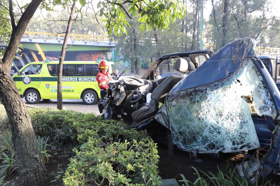 El fuerte accidente dejó como saldo un hombre gravemente herido y daños materiales. (Foto: CBM)