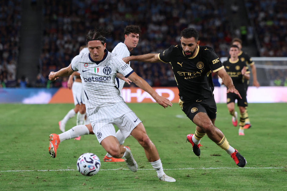 Rayan Ait-Nouri tratando de robarle el balón al interista, Piotr Zielinski. (Foto: AFP) 