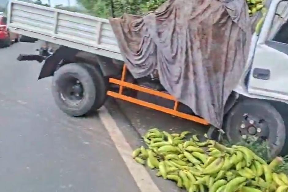 Provial informó de un camión que se salió de la pista en el km 34 de la CA-1 Oriente, en Fraijanes. (Foto: Captura de pantalla/Soy/S02)