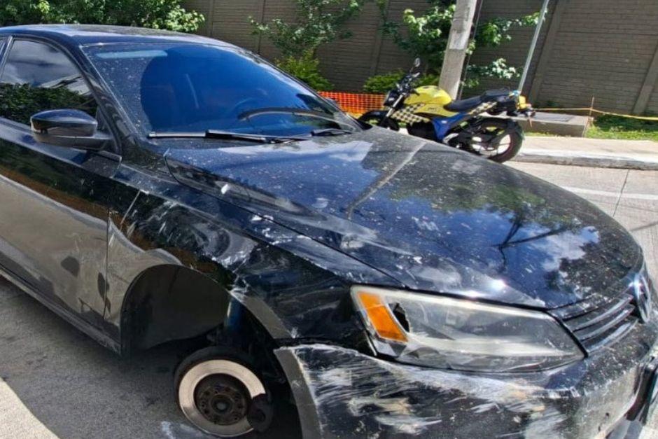Una de las llantas del automóvil quedó destruida tras el percance. (Foto vía: Amílcar Montejo, EMETRA)