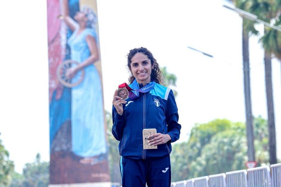 La atleta nacional posando con su medalla obtenida en la República Dominicana. (Foto: COG)