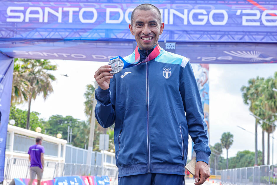 El tecpaneco Alberto González lució con orgullo su plata en el podio. (Foto: COG)