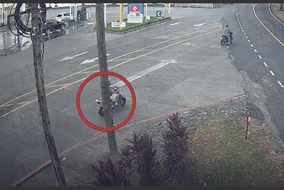 Los conductores resultaron gravemente heridos tras el fuerte impacto. (Foto vía: captura de video)