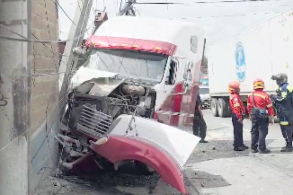El vehículo quedó destruido de la parte frontal tras haber colisionado. (Foto: Captura de video)