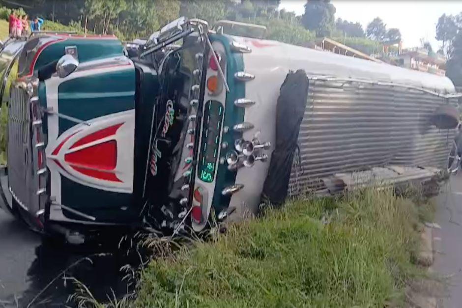 Un bus extraurbano terminó volcado al sufrir un percance vial este lunes en la ruta Interamericana. (Foto: CVB)