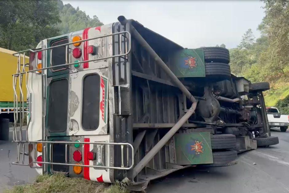 Varias personas resultaron heridas tras el vuelo de un bus extraurbano en la ruta Interamericana. (Foto: Asonbomd)