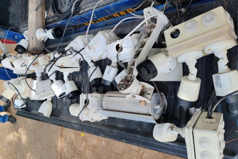 Cámaras utilizadas por terroristas fueron retiradas este lunes en Amatitlán. (Foto: PNC)