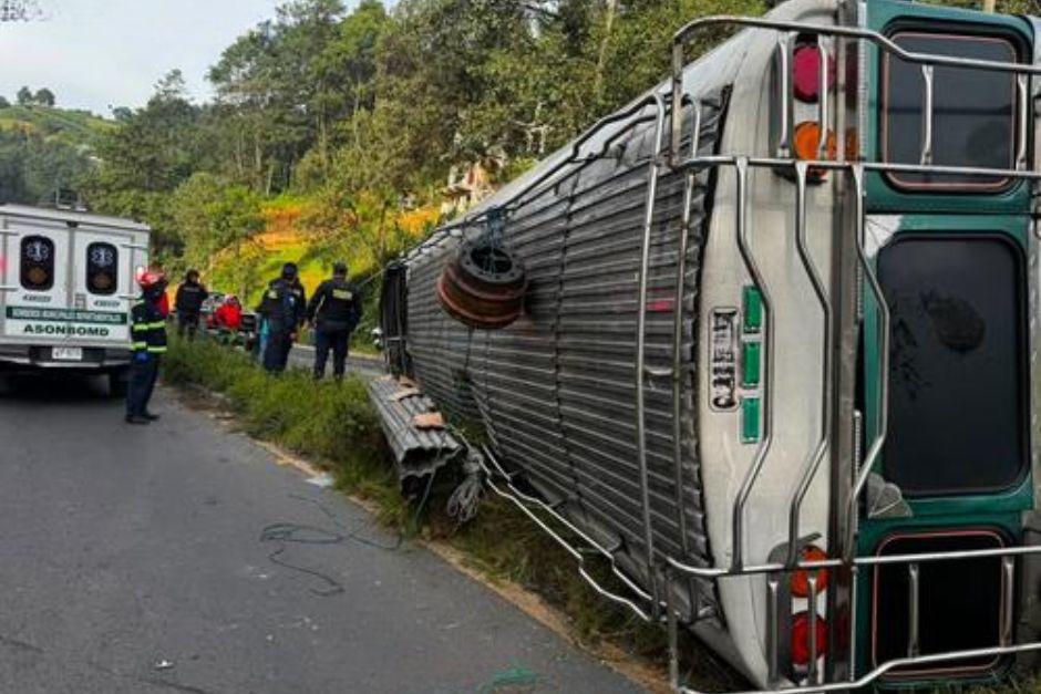La unidad volcó en el kilómetro 105 de la ruta Interamericana, en Agua Escondida, Chichicastenango, Quiché. (Foto: Bomberos Municipales Departamentales) 