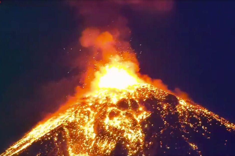El volcán de Fuego ha tenido fuertes erupciones durante sus recientes actividades constantes. (Foto: Captura de video/AfarTV)