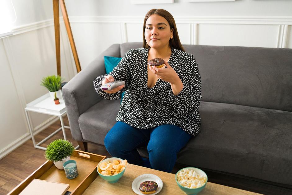 Sobrepasarse con la comida suele ser más común por la tarde-noche. (Foto: Shutterstock)