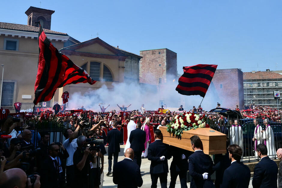 Miles de aficionados se congregaron en la basílica de San Ambrosio para dar el último adiós a Baresi. (Foto: AFP)