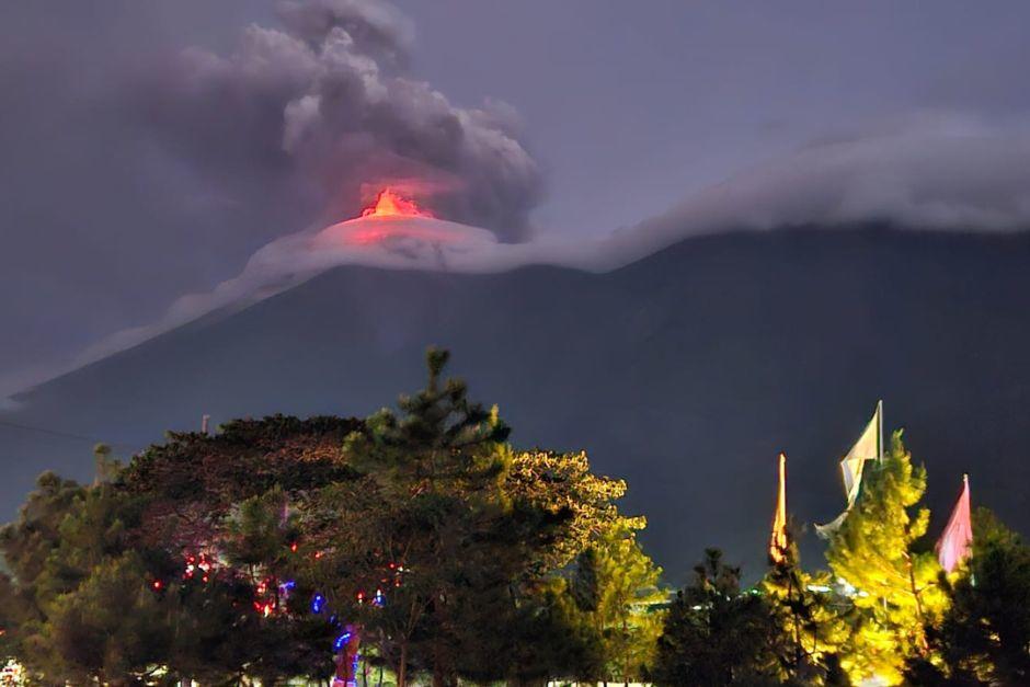 Autoridades de SE-Conred e Insivumeh dieron a conocer la situación actual de la actividad del volcán de Fuego. (Foto: Estuardo Paredes/Colaborador)