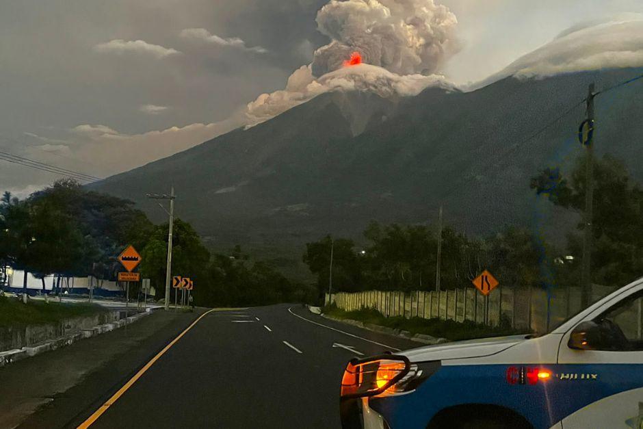La Ruta Nacional 14 fue cerrada de manera preventiva ante la actividad del volcán de Fuego. (Foto: Provial)