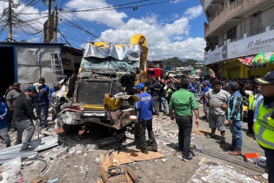 El tráiler se empotró esta madrugada en el mercado central de Villa Nueva. (Foto: PMT de Villa Nueva)
