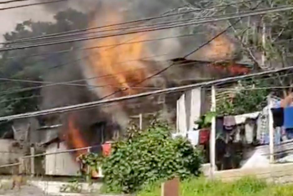 El siniestro provocó pérdidas materiales en una vivienda. (Foto: Captura de video)