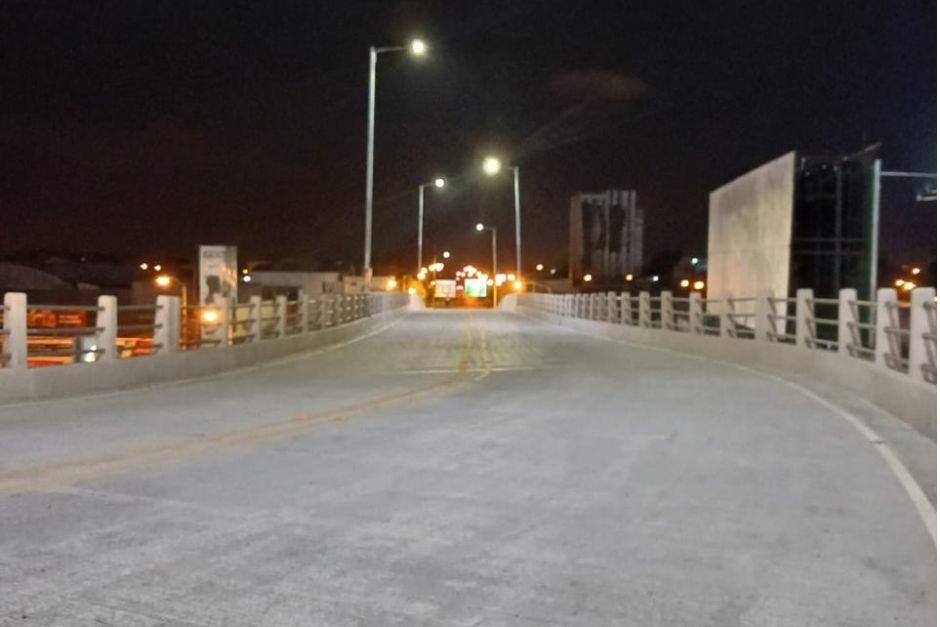 La ministra de Comunicaciones, Norma Zea, aseguró que en el paso a desnivel de la Calzada Roosevelt sólo esta pendiente la señalización nocturna. (Foto: Municipalidad de Guatemala/Soy502)