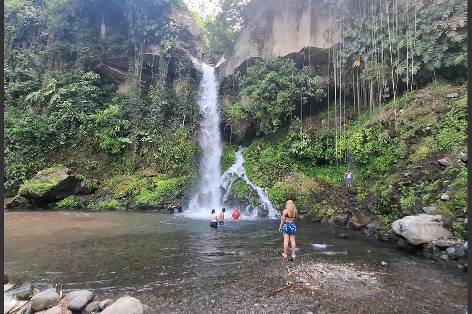 Visitantes de todo el país disfrutan de la Catarata Sajbina, en San Lucas Tolimán. (Foto: Alfonso Guárquez/Colaborador)