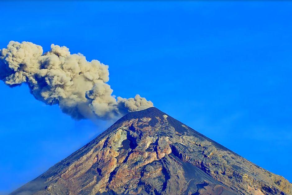El volcán de Fuego amaneció con actividad este miércoles 5 de agosto. (Foto: Captura de video/AfarTV)