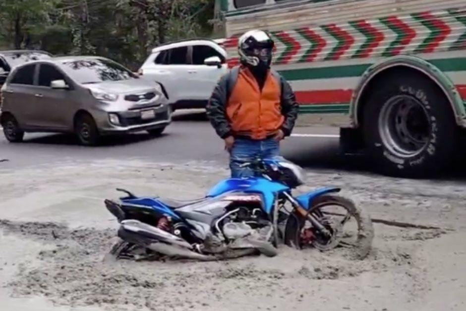 Un motorista terminó atrapado entre el concreto fresco al no respetar la señalización. (Foto: Captura de video)