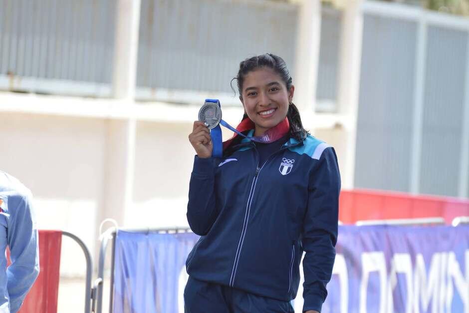 La marchista nacional posa con la presea de plata que consiguió tras una cerrada batalla por el oro. (Foto: COG) 