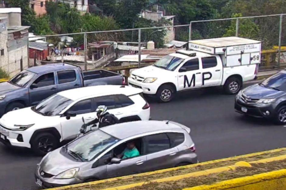 La circulación en el Anillo Periférico se ha reducido a pocos carriles debido a las diligencias que se realizan en el lugar. (Foto vía: Amílcar Montejo, EMETRA)