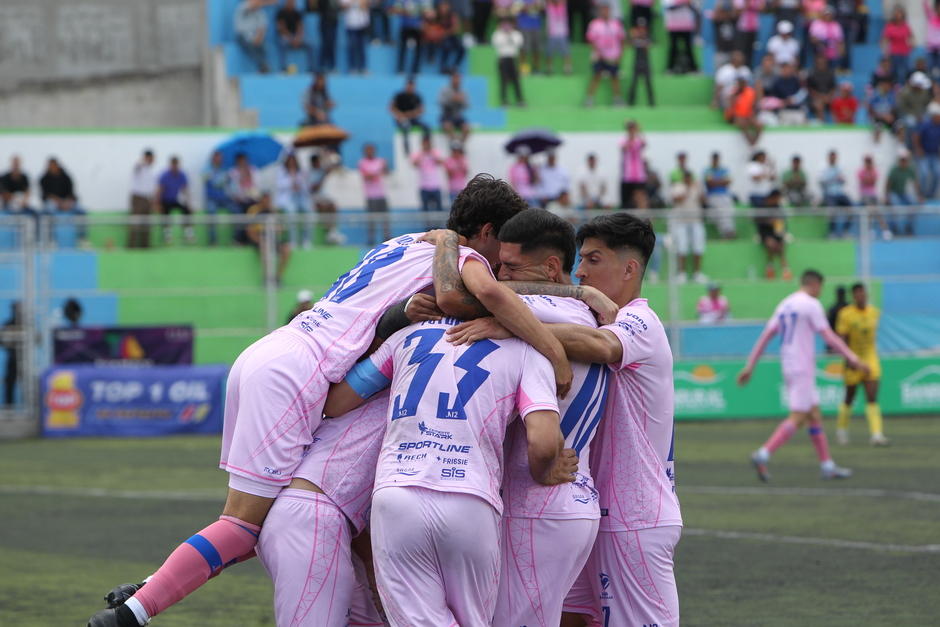 Sotomayor (33) rodeado por sus compañeros tras marcar el gol de la victoria. (Foto: Eddy Recinos / Nuestro Diario) 