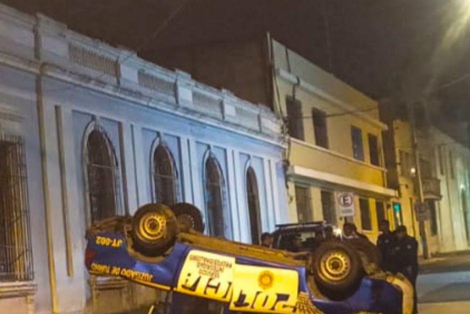 La patrulla terminó volcada por la fuerte colisión. (Foto vía: Amílcar Montejo, EMETRA)