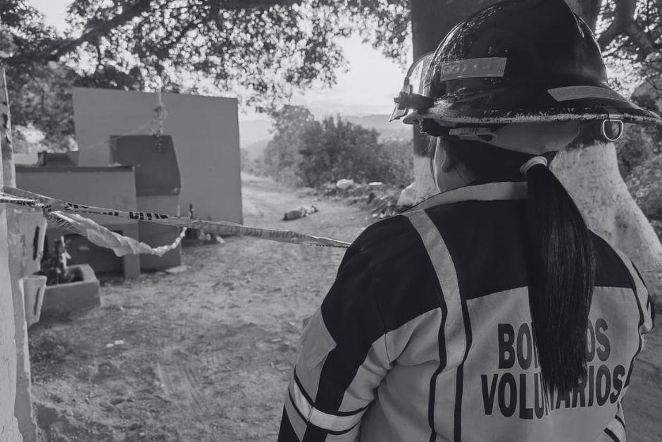 El cuerpo fue abandonado sobre la calle. (Foto vía: Bomberos Voluntarios)