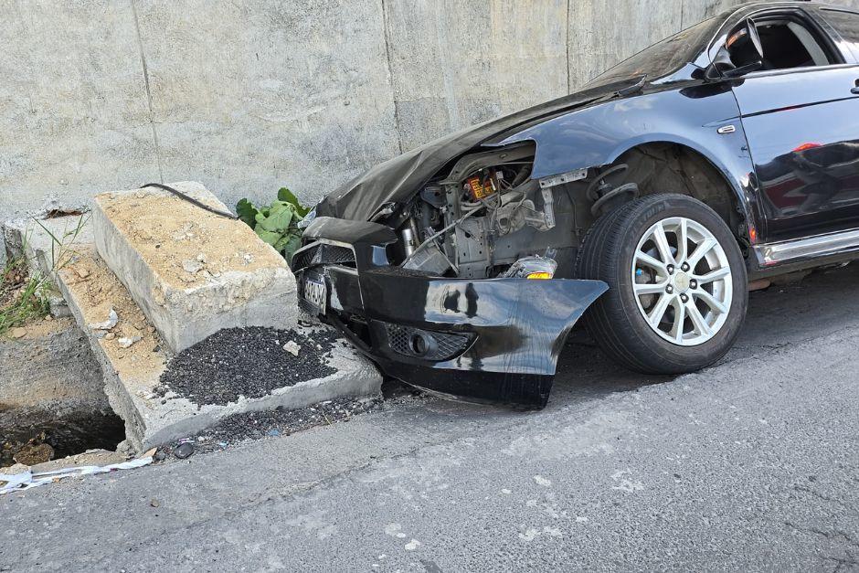 El vehículo permaneció encunetado sobre la ruta. (Foto vía: Policía Municipal de Tránsito, Mixco)