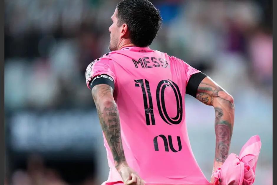 Antes del partido, se realizó un minuto de silencio en memoria de Jorge Messi. (Foto: redes sociales)
