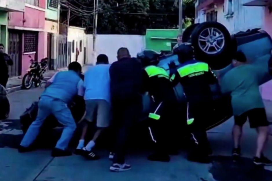 El vehículo quedó volcado sobre la cinta asfáltica. (Foto: Captura de video)