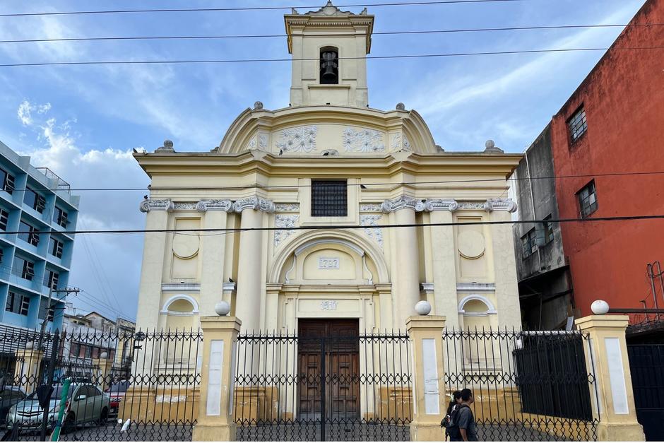 El Parque Colón alberga estructuras patrimoniales como la Iglesia de Santa Rosa, uno de los templos más antiguos de la ciudad. (Foto: Sandra Sebastián)