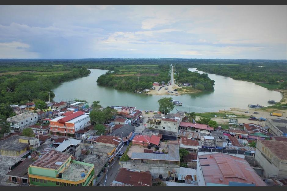 Así lucen las casas y la selva alrededor del Río La Pasión, uno de los principales símbolos naturales de Sayaxché. (Foto: Municipalidad de Sayaxché)