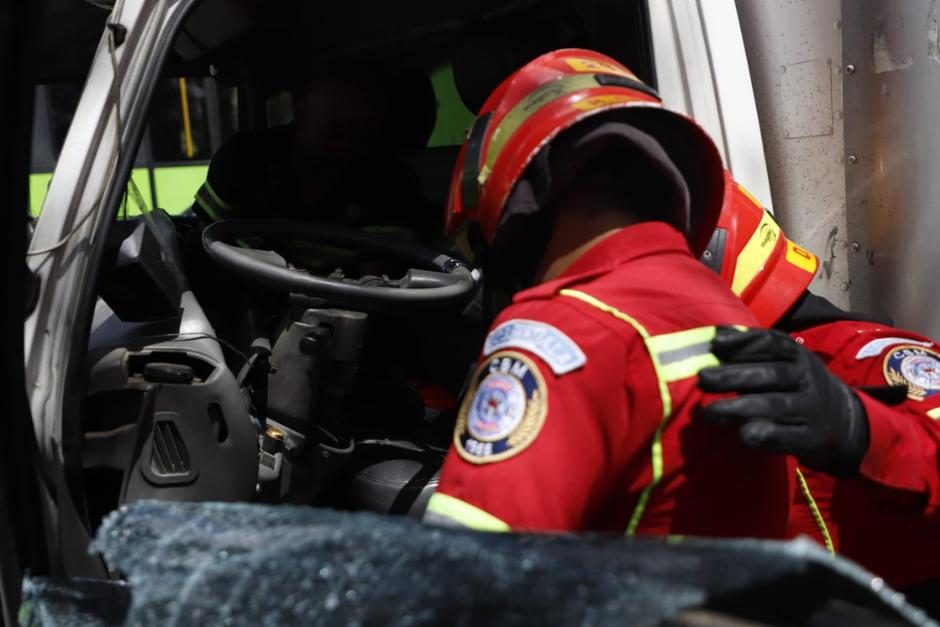 El conductor resultó herido tras el percance vial, por lo que fue trasladado a un centro asistencial. (Foto: Bomberos Municipales)
