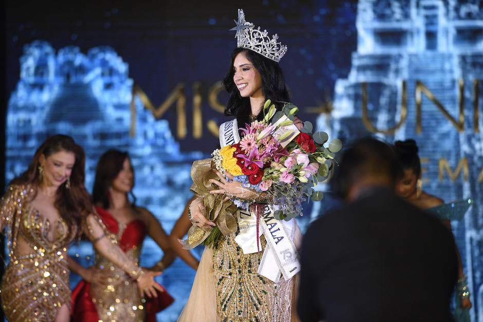 Adelina Castillo recibió la felicitación del gremio médico. (Foto: Orlando Chile)
