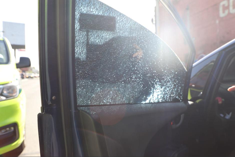 Delincuentes dispararon en contra de un vehículo en la zona 12. (Foto: CBM)