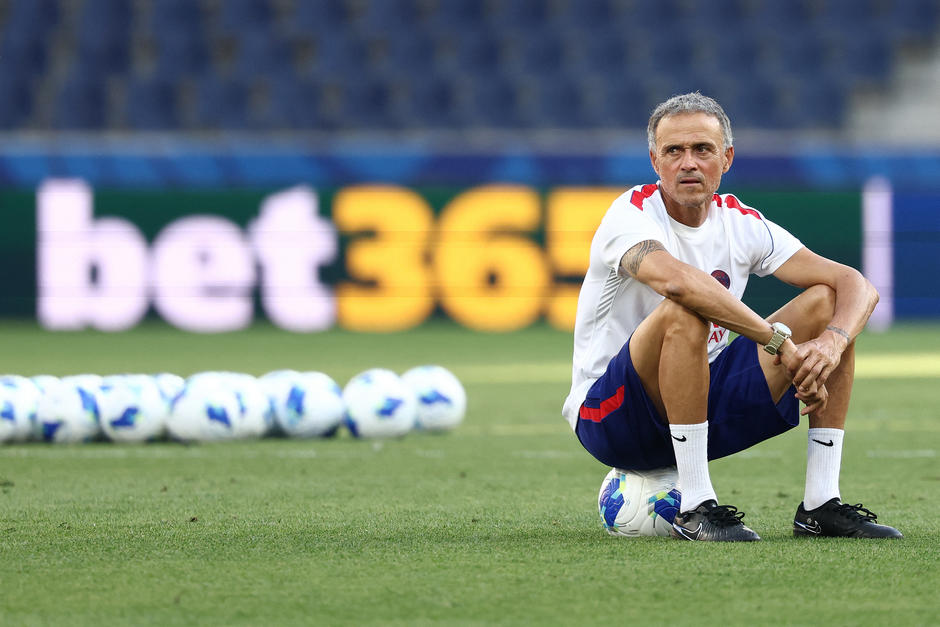 El técnico español supervisó la preparación del conjunto parisino para enfrentar al Aston Villa. (Foto: AFP)