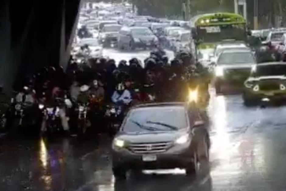 Agentes de tránsito regulan el paso vehicular mientras se coordina el retiro de los pilotos. (Foto: Captura de video)